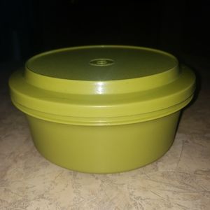 Tupperware Vintage Bowl With Lid Green ~ 1252-6 bowl/1207-19Lid  6 3/4"